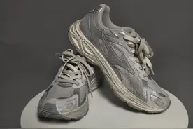分享一些带有银色元素的运动鞋图片