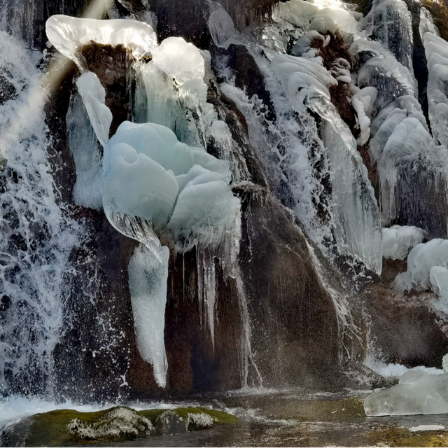 九寨沟冬日限定皮肤上线！冰玉崖岸，妥妥的自然界顶流美学。