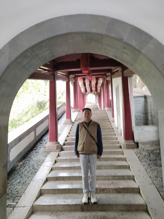 秋雨朦胧中的北固山