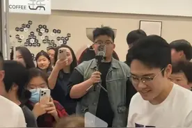 网友吵翻！“网红外婆”册琳娜线下见面会惹争议！回应来了→图片