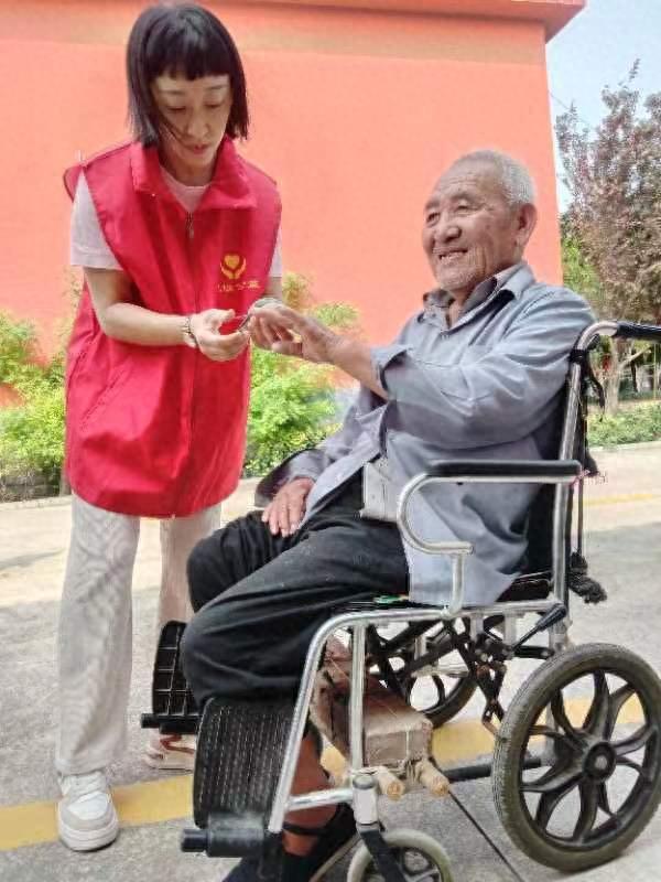 浓浓爱洒敬老院 殷殷情暖老人心