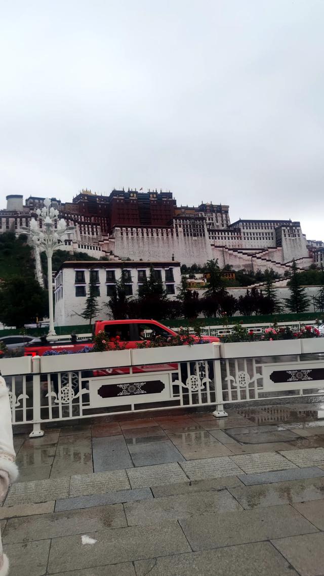 拉萨药王山北面团结公园,今年新竣工开放,雨中漫步眺望布达拉宫