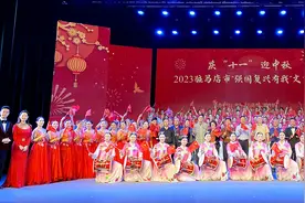 驻马店市隆重举行《强国复兴有我》大型国庆文艺演出图片