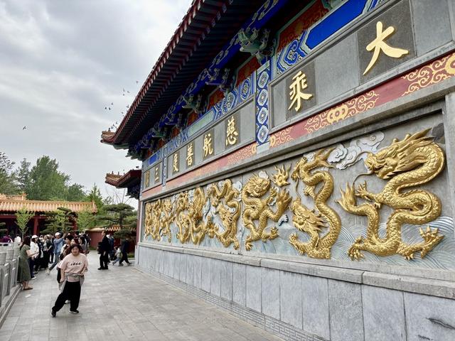游览青州市知名景点龙兴寺