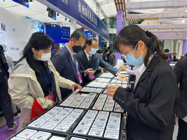 百年骗局终结！中国县城击穿全球市场，820万降至9.9元，巨头破产