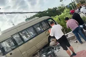 泰安东平校车冲上校门外人行道，已致11人不幸身亡，目击者：肇事司机被特警带走图片