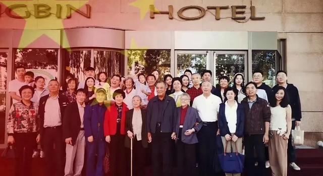 2022年，林豆豆和哥哥林汉雄，以及林氏小公主，难得一见的家庭照