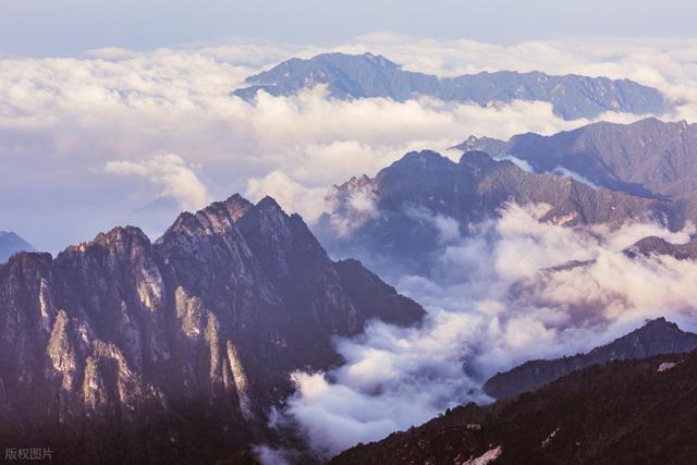 10名驴友组队挑战鳌太线，上山后问题频发，最终仅7人幸运下山