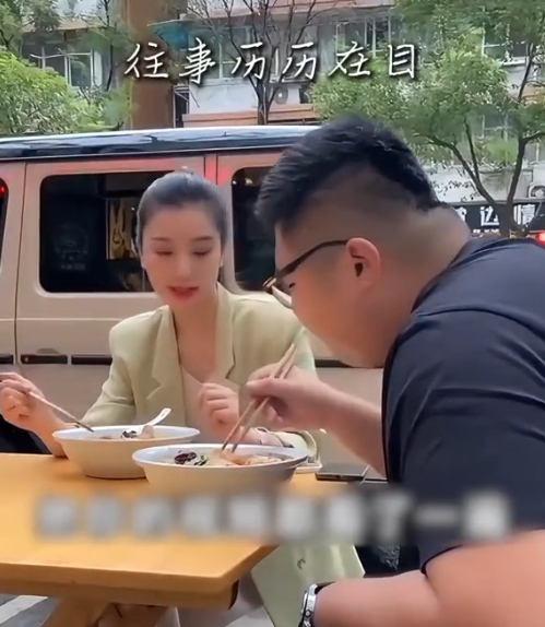 离婚仅1个月再看猴哥与前妻，一个急找下家，一个证实痞幼没说错