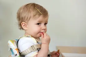 孩子老是夹腿，是性早熟吗？家长该怎么办？图片