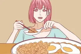 因为特殊癖好，他把女友喂到200斤【漫画】吃播女图片