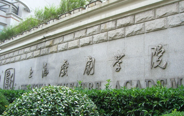 不到72小时，《人民日报》4次点名于和伟，张艺谋的话有人信了