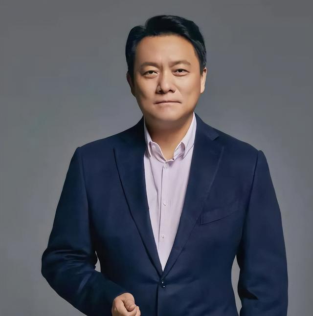 她19岁与导演私奔，在地下室裸婚连生3胎，今被丈夫用7部剧捧红