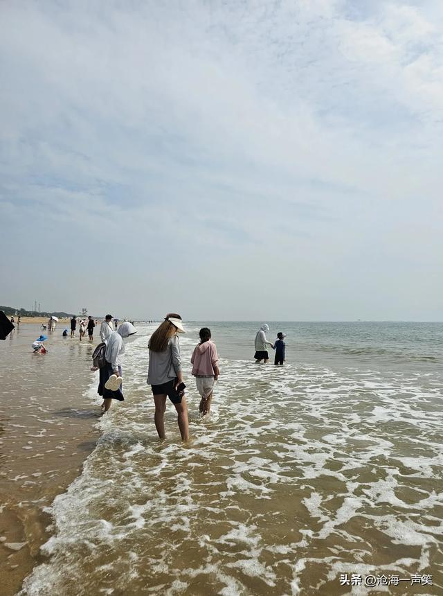 浪花一朵朵，白云一阵阵，阳光，沙滩，海浪，海风，海水……