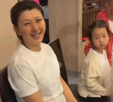 钱再多有什么用？闫学晶如今的现状，给所有53岁的女性提了个醒