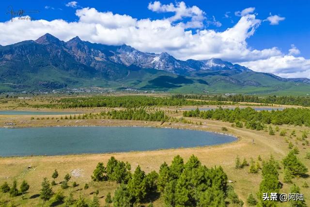 玉龙雪山前有很多野生婚纱基地，村民收费35元一场，露营却免费