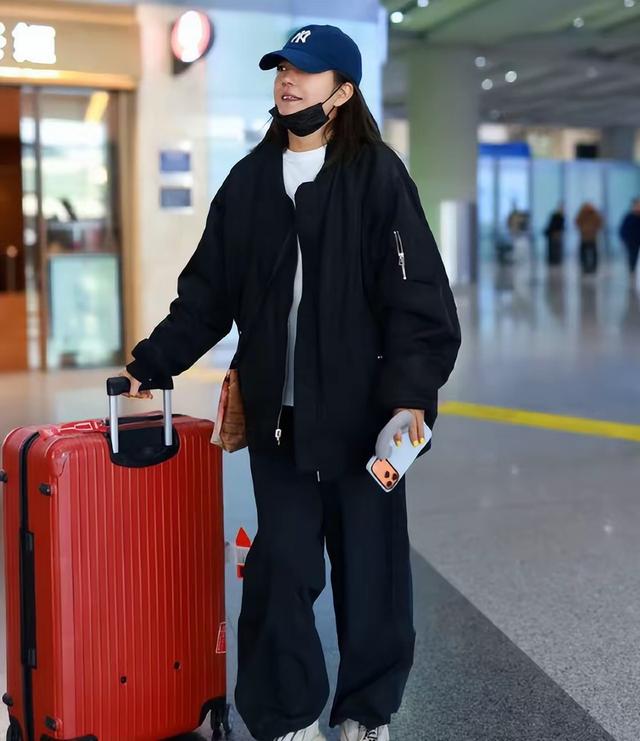 赵薇低调回安徽老家，戴口罩帽子墨镜全副武装，打扮土气像村里人