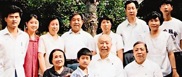 华国锋妻子韩芝俊，如今年过九旬，至今在完成丈夫一个心愿