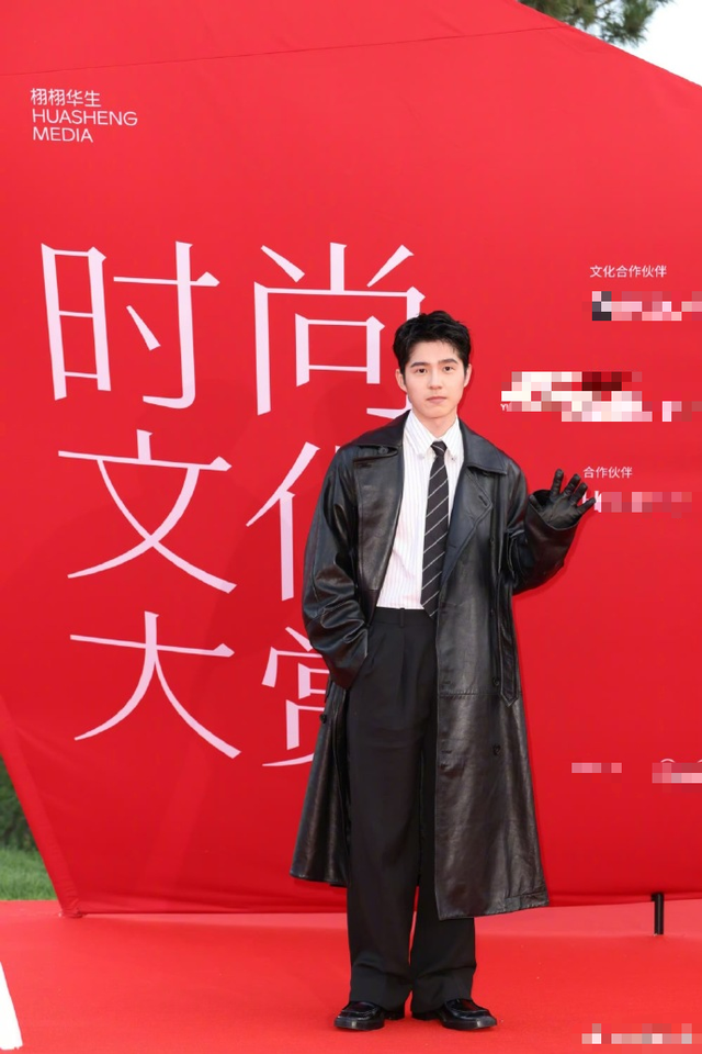 北京晚宴暴露咖位，檀健次靠边坐，刘涛董子健硬挤，C位都是大佬