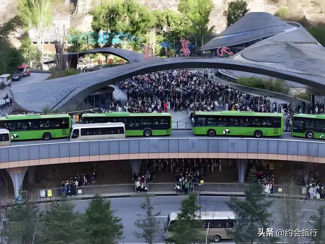 九寨沟的“反人类”操作火了！4万人塞进“沟”里，居然不堵车？