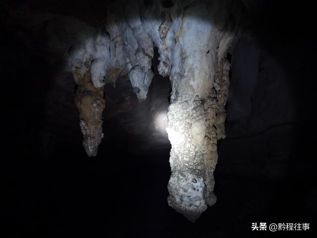 偏远乡野中寻找一个古寺遗址，探险一个深邃溶洞