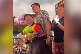 泰国美女总理泼水节被围攻玩嗨了，威猛丈夫淡定复仇，当众撒糖图片