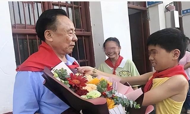 包养多名情妇，生下11个私生子，70多岁潜逃时仍要生娃！他是谁？