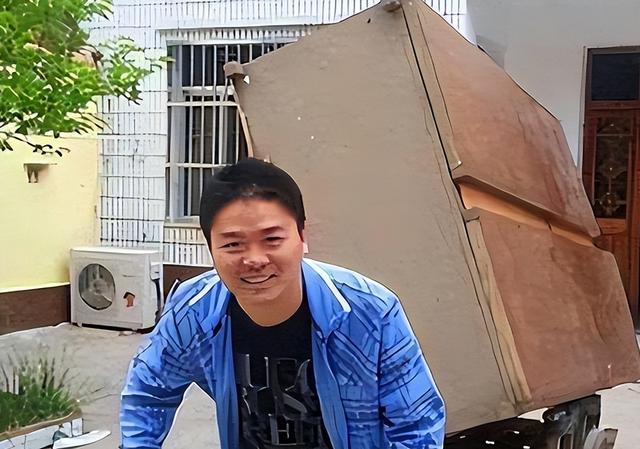 人心不足蛇吞象！刘强东给家乡发年货，恶心事发生，大衣哥没说错