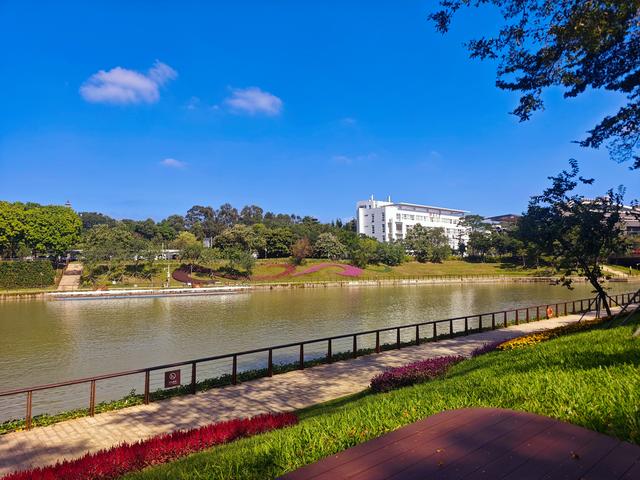 从学苑大道入大沙河绿过大学城后进深圳弯公园流花山景点【高清】