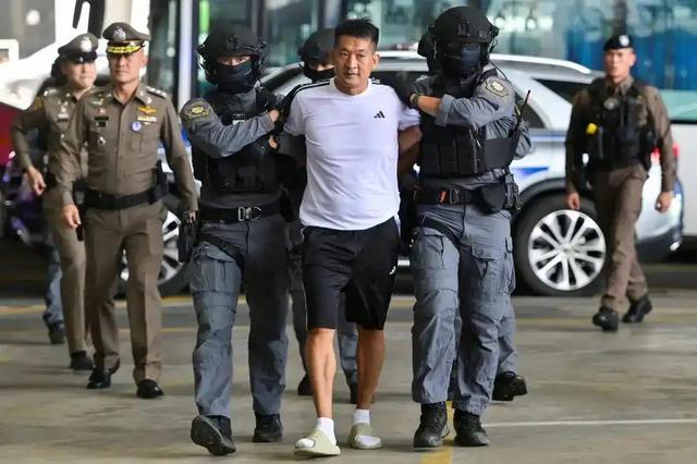 大快人心！2.7万亿电诈主犯佘智江被押解回国！下飞机时腿都软了