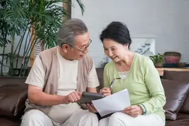 中老年人喝牛奶，早上喝还是睡前喝好？建议记好这3个时间段喝图片