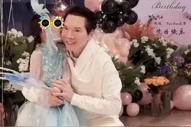 75岁向华强被孙女亲脸好开心！小奶黄独舞送奶奶，三代同堂颜值高图片