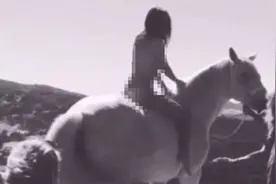 罕见真实老照片：少女野外骑马一丝不挂，少妇坐美军腿上任由抚摸图片