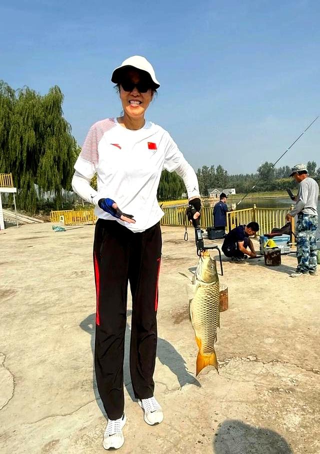 64岁郎平秀恩爱 和74岁老公现身北京 户外钓到几十斤大鱼