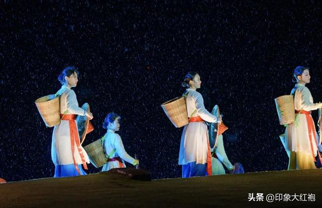 火力全开！印象大红袍上演一夜四场，雨打不散的热爱！