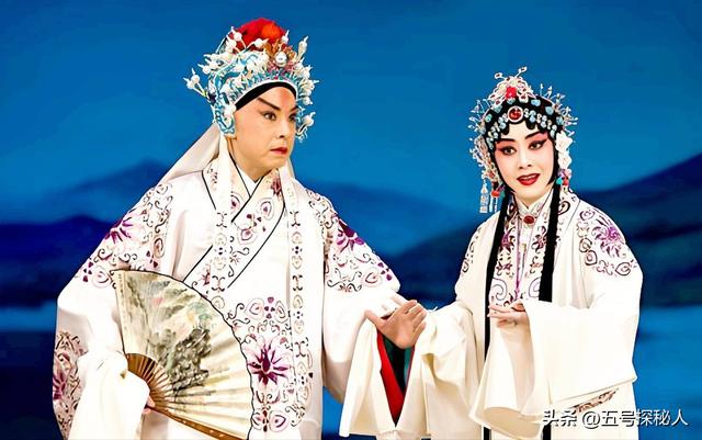 至今未婚未育，身边却有男人陪了近27年!59岁的李胜素才是真清醒