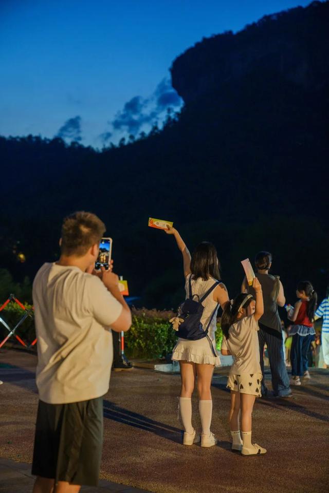 秋“分”起时，我在印象大红袍看见中国最美的“旋转”！