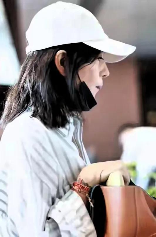 赵薇与女儿亮相上海 女儿穿黑色吊带好美 赵薇着装朴素出门非常低调