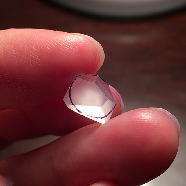 钻石价格与黄金白银差距巨大，归根结底，它不是一种投资的资产