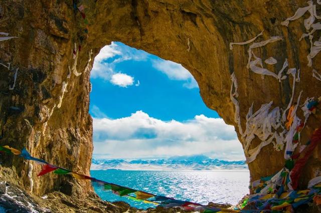 西藏天湖冬日变蓝宝石秘境，千里冰封宛如异星