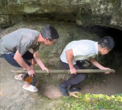 重庆酉阳惊现神奇风洞，冷风吹得人起鸡皮疙瘩，内有暗河却没尽头