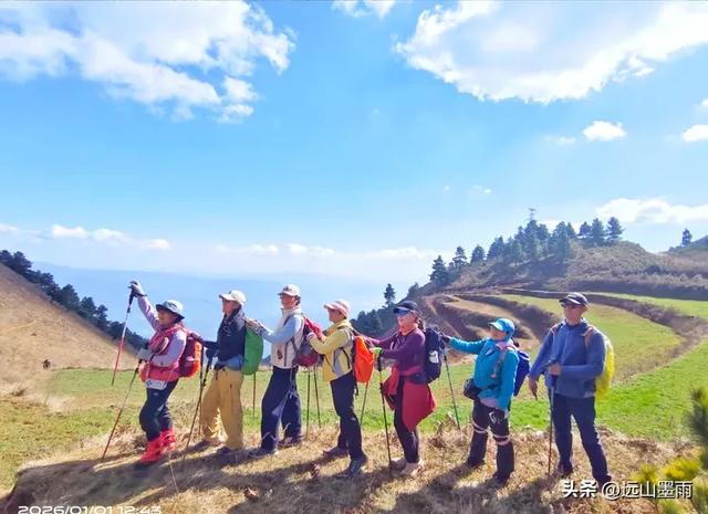 新年登高、祈愿美好,攀登富民金铜盆山,我们用徒步迎接2026