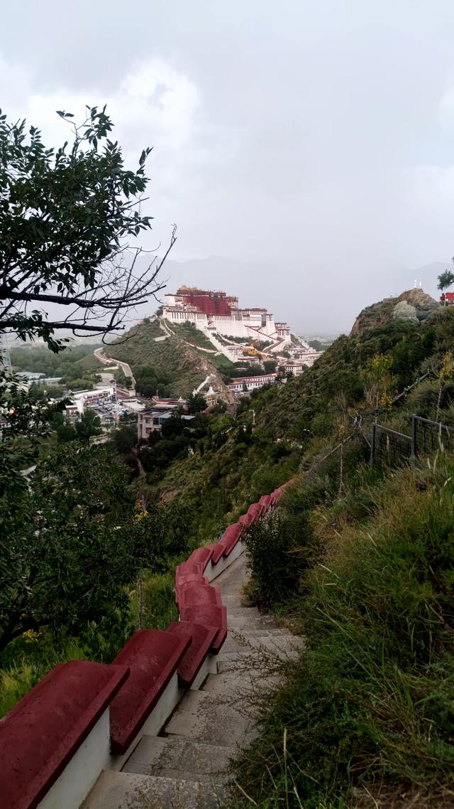 拉萨药王山北面团结公园,今年新竣工开放,雨中漫步眺望布达拉宫