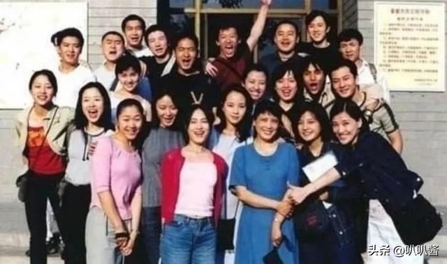 面相又变了！49岁赵薇广东吃饭，又老又瘦没架子，却再无回头路走