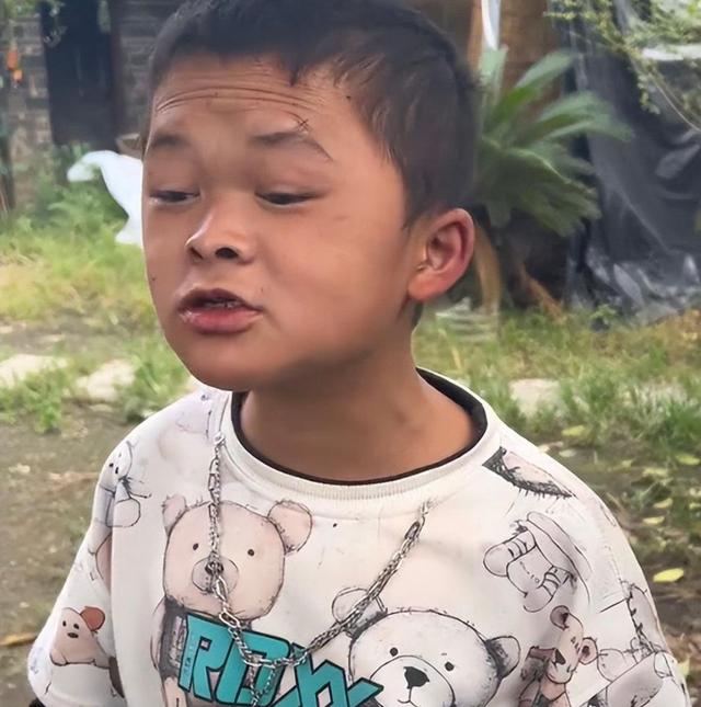“小马云”发声想赚钱娶老婆，表哥盖别墅开豪车，他却成赚钱工具
