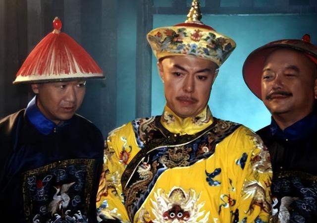 乾隆出一上联：坐北朝南吃西瓜，皮往东放！为何纪晓岚却不敢对？