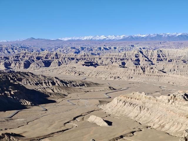 巍峨土林，吸引八方来客