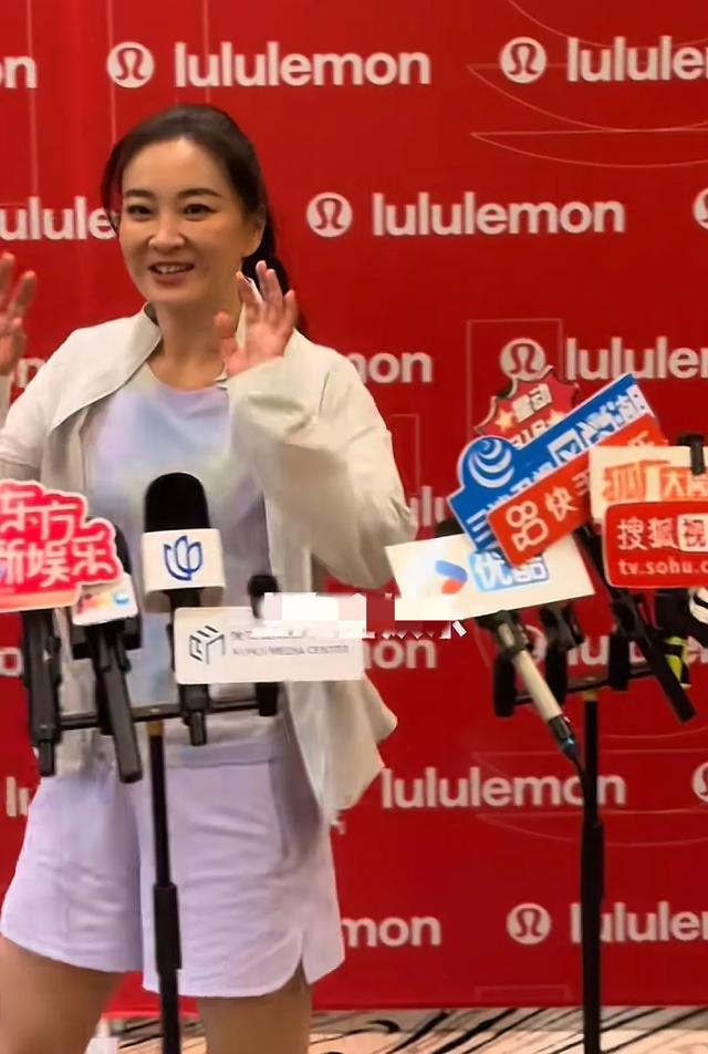 43岁贾玲最新露面，疑似瘦到100斤，下颌线明显 穿运动短裤肌肉紧
