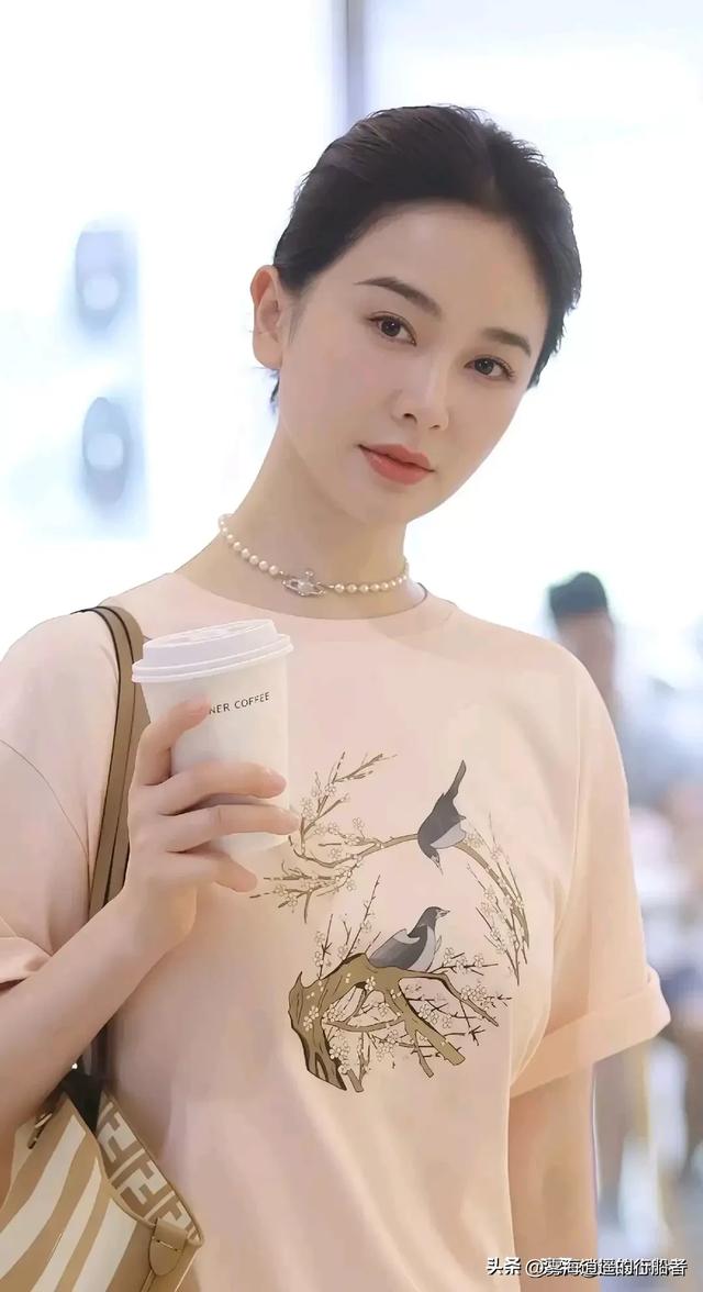 左小青不愧是大美人！到底还是美了一辈子哈，快50岁了还风韵犹存