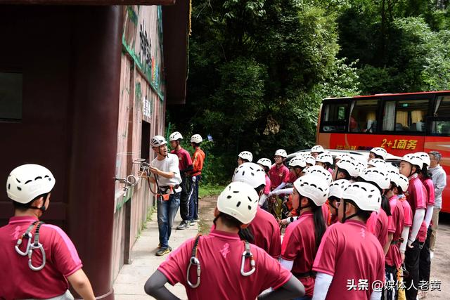 六盘水月照神雕峰吸引全国夏令营学生“清凉凌空漫步”打卡体验